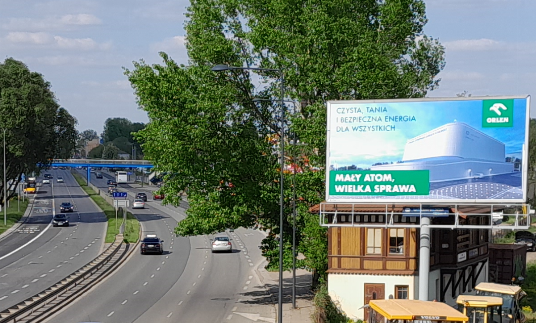 Billboard promujący małe elektrownie jądrowe przy jednej z ulic w Warszawie